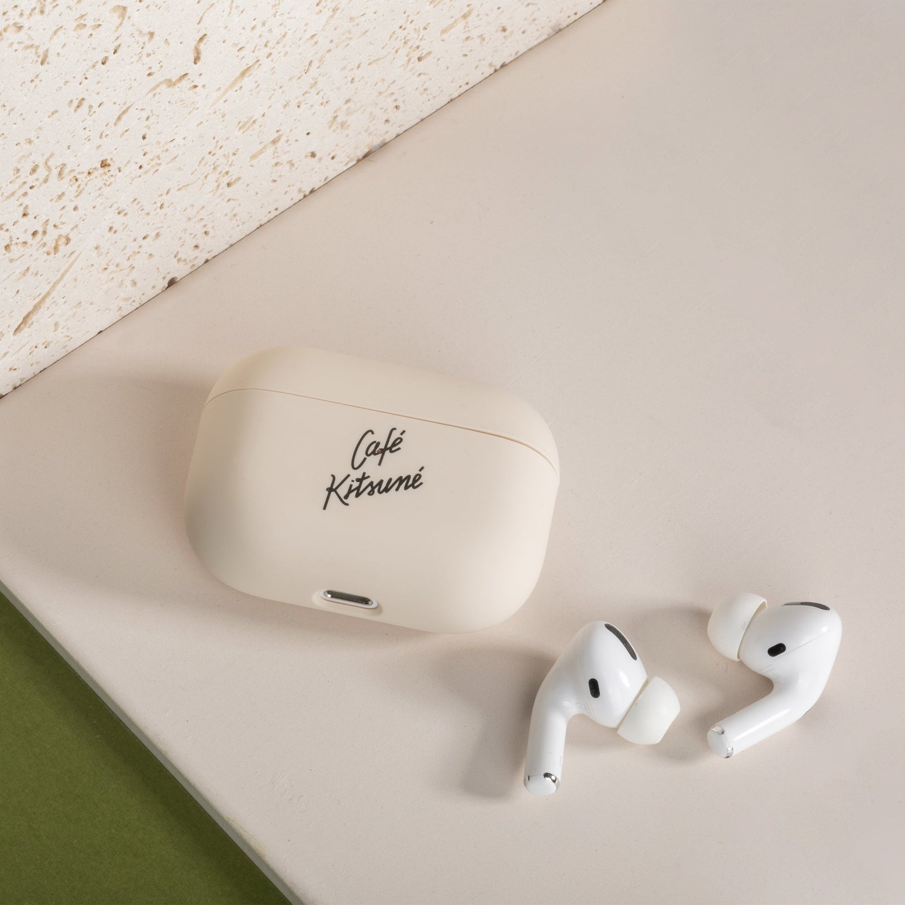 39639153901707,39639153934475,Café Kitsuné Case for AirPods Pro