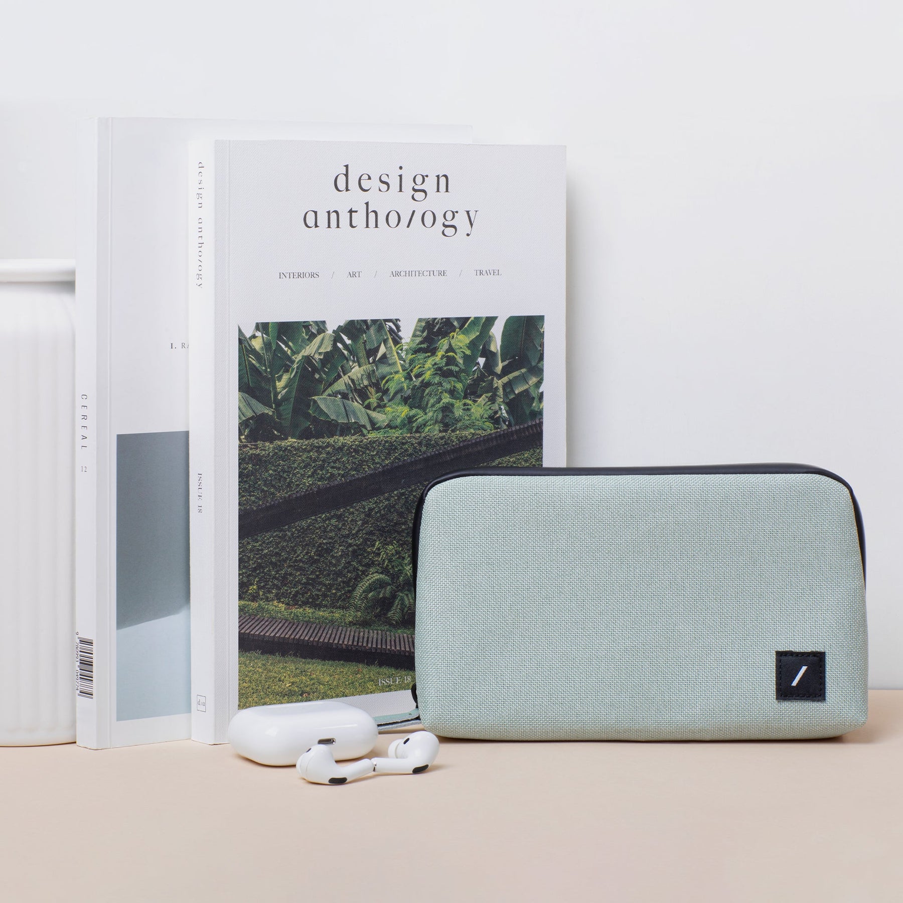 34391662428299,34391662461067,On-The-Go Essentials for MacBook 15"