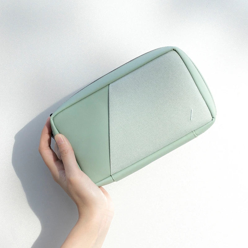 34391662493835,34391662526603,On-The-Go Essentials for MacBook 13"