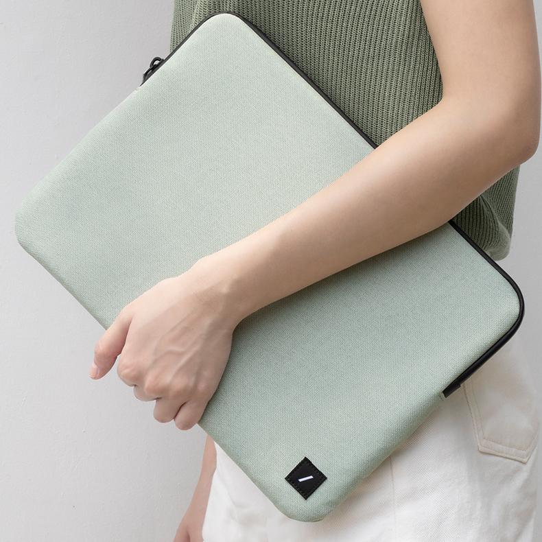 34391662493835,34391662526603,On-The-Go Essentials for MacBook 13"
