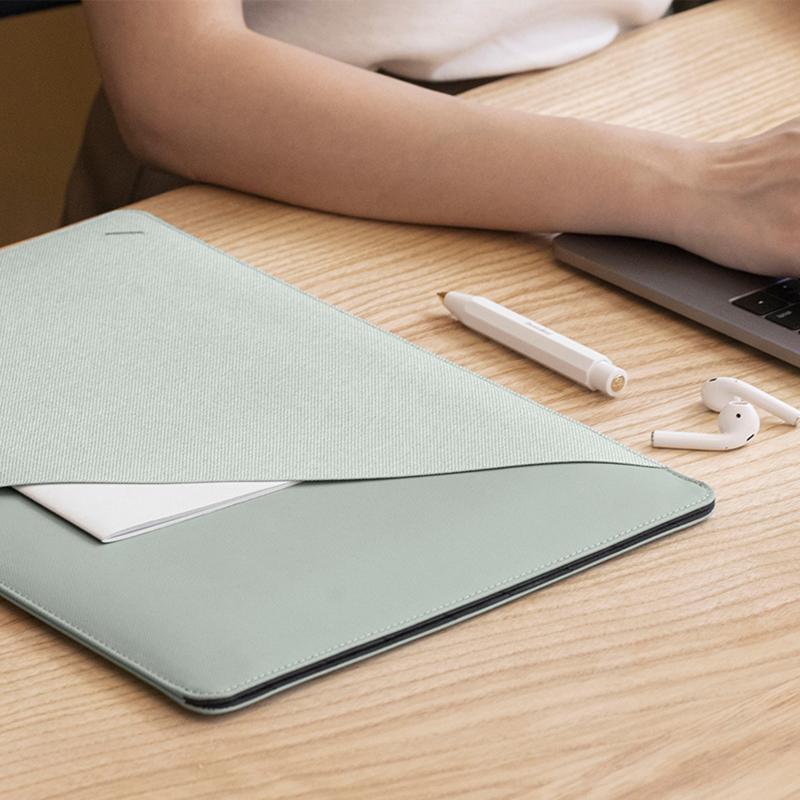 34391662493835,34391662526603,On-The-Go Essentials for MacBook 13"